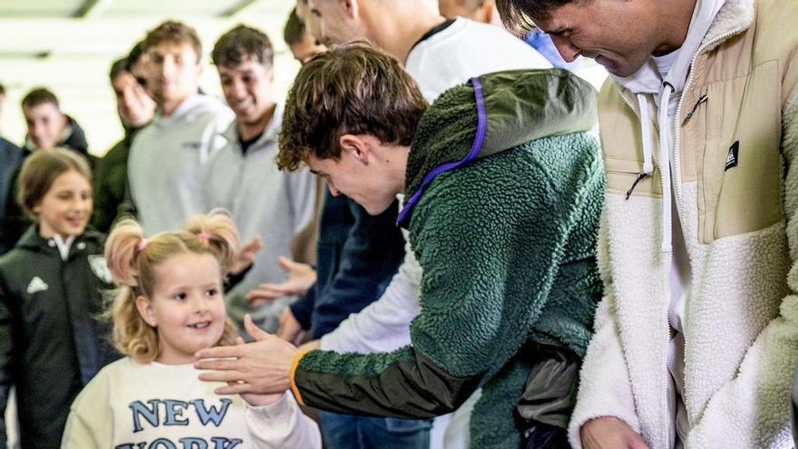 El Sestao River recibe la especial visita de Carolina, una niña de 8 años que pasado por dos cáncer