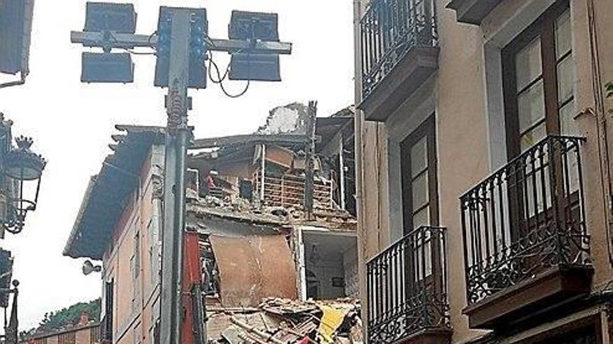 El edificio dañado con el inmueble del portal número 3 apuntalado.