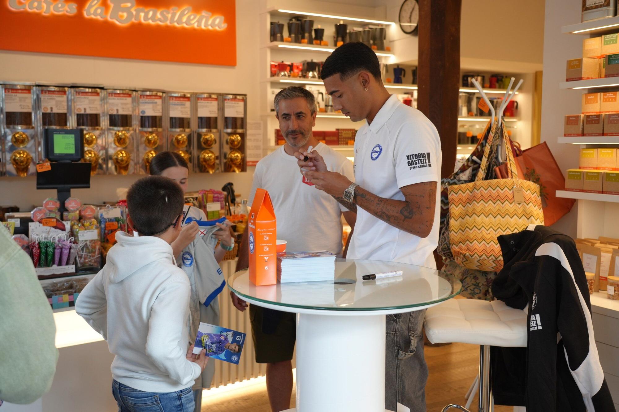 En imágenes: Firma de autógrafos para desbordar Vitoria-Gasteiz de ilusión albiazul