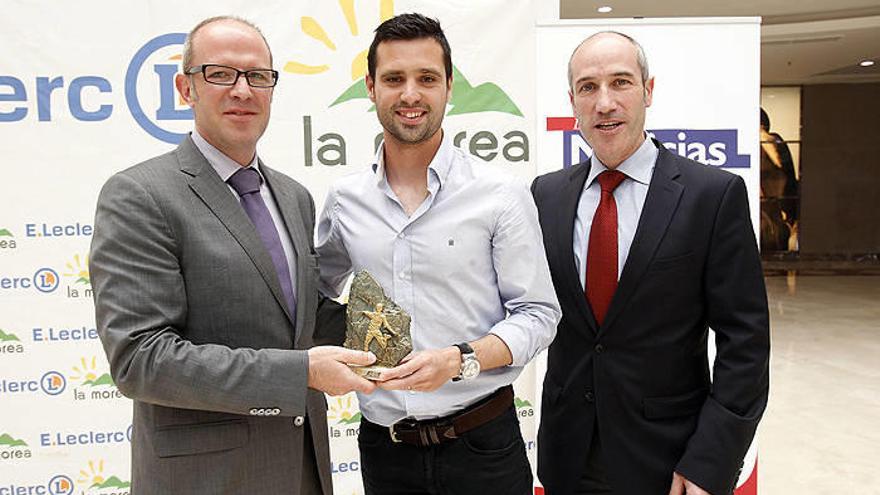 Benito Rosso y Jon Barriola escoltan a Miguel Flaño durante el acto.