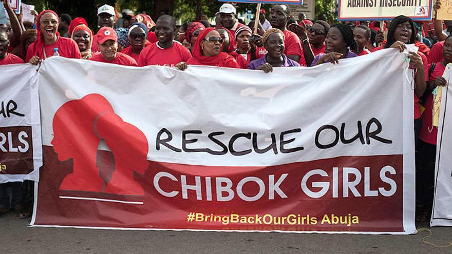 Manifestantes protestan por la inoperancia del gobierno en el rescate de estudiantes secuestradas por el grupo islamista Boko Haram en Abuja (Nigeria).