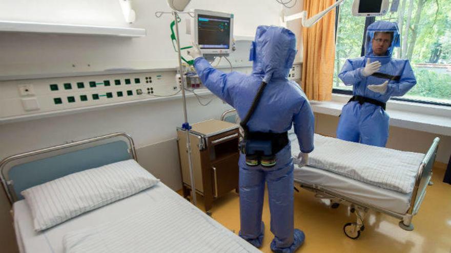 Un hospital alemán especializado en enfermedades tropicales realiza una demostración de aislamiento contra el ébola.