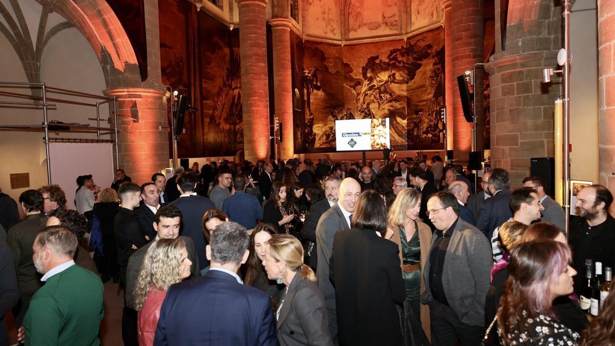 El acto y posterior cóctel tuvo lugar en la imponente iglesia de San Telmo, un espacio presidido por los majestuosos lienzos de Sert.
