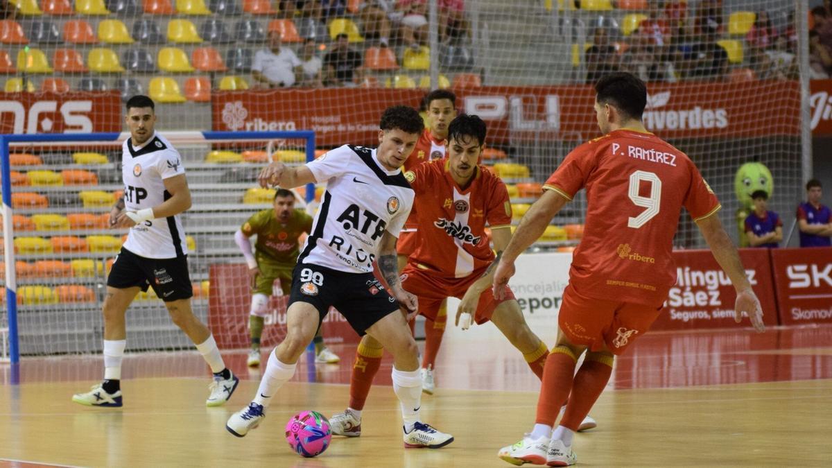 Fabinho protege el balón frente a su rival.