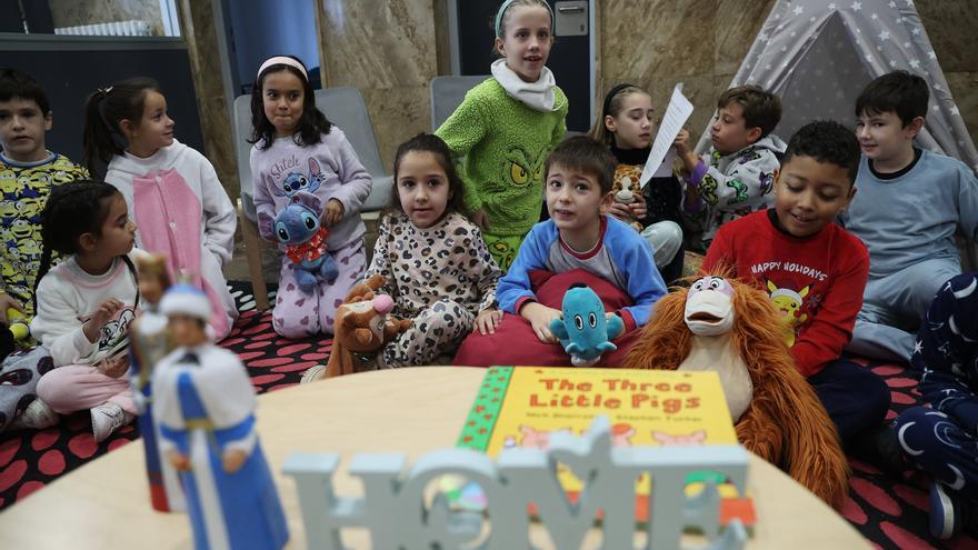 Escolares van a clase en pijama para recordar a los 181 menores tutelados