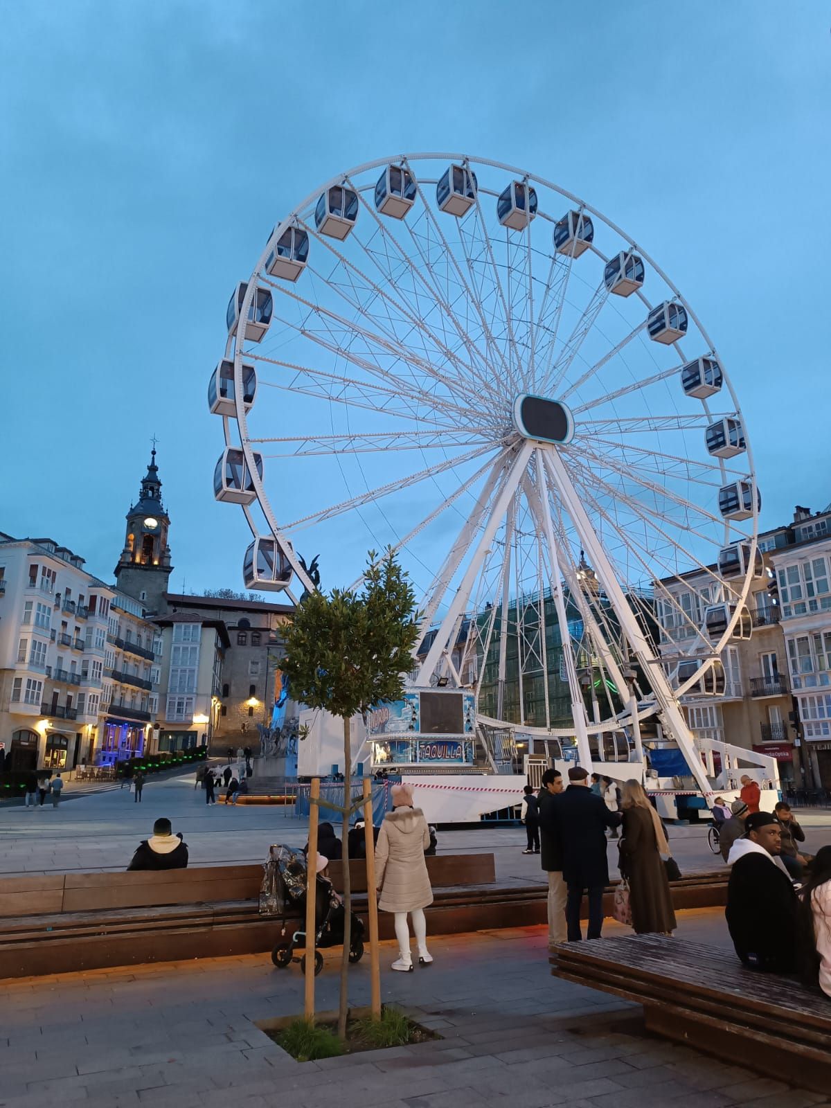 En imágenes: La noria ya está en Vitoria