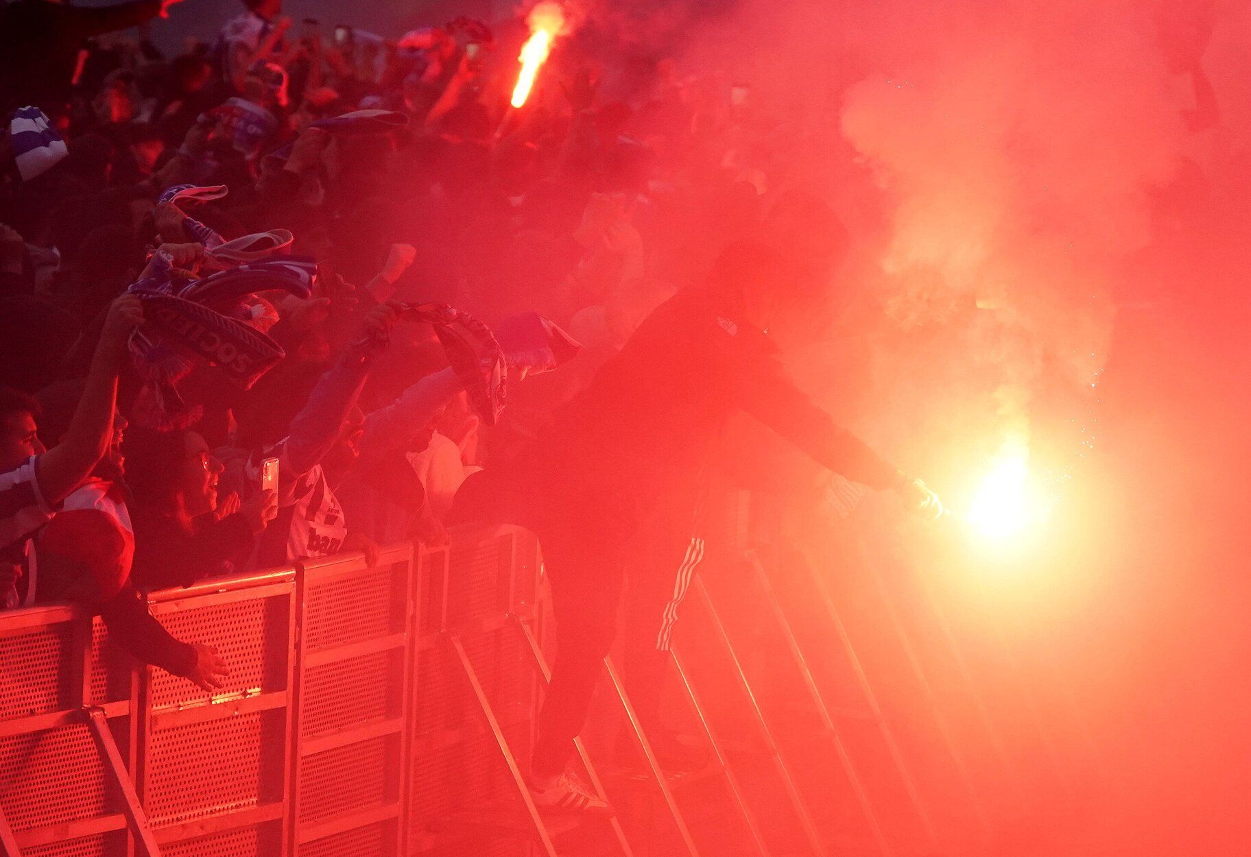 Recibimiento antes del derbi