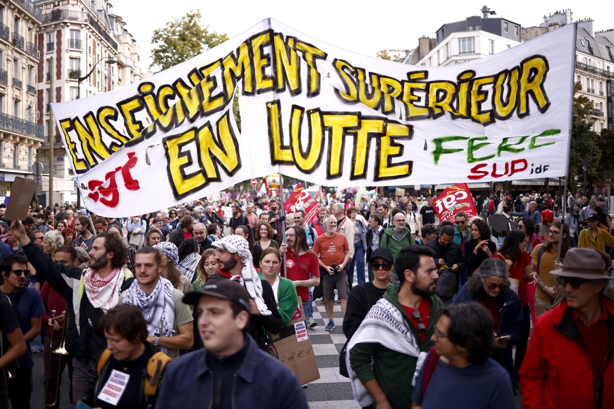 Miles de personas salen a las calles en Francia ante el plan presupuestario que perfila el primer ministro