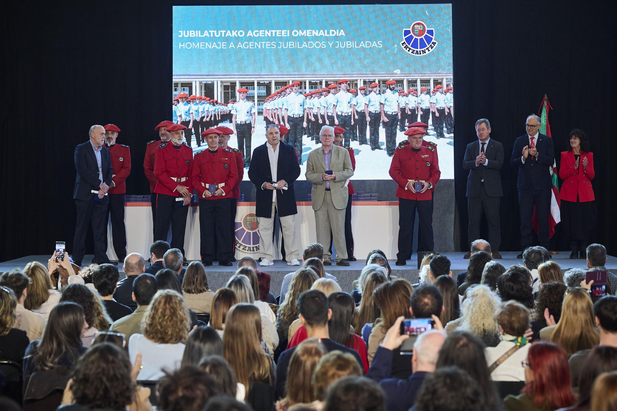 En imágenes: homenajean en Iurreta a los 444 ertzainas jubilados en 2024