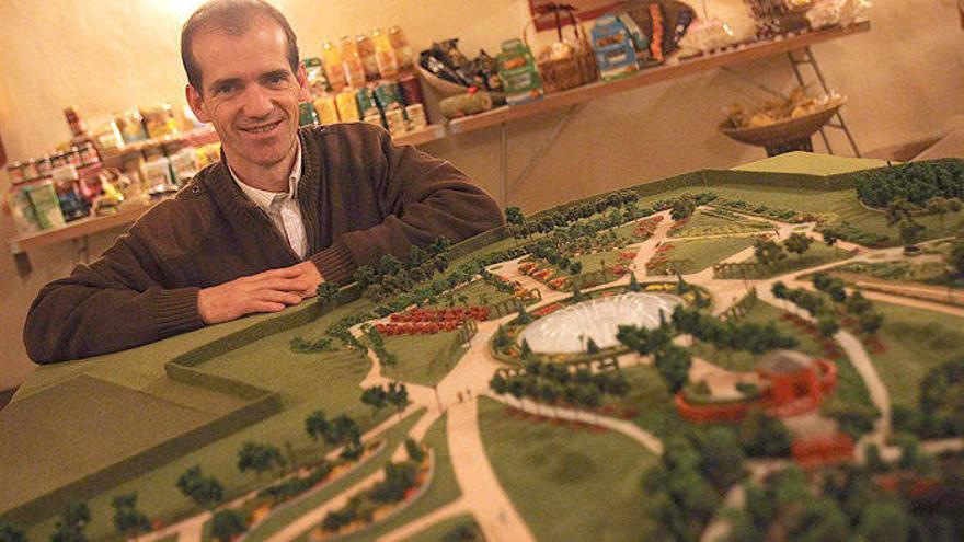 MIkel Baztán posa con la maqueta del parque de los Sentidos en el centro de interpretación Lorenea.