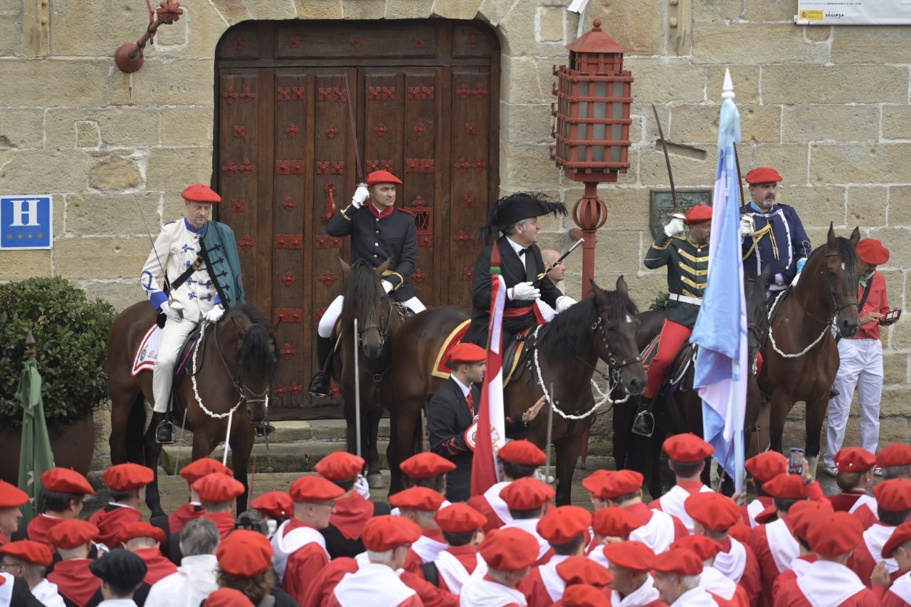 El Alarde desfila por las calles de Hondarribia