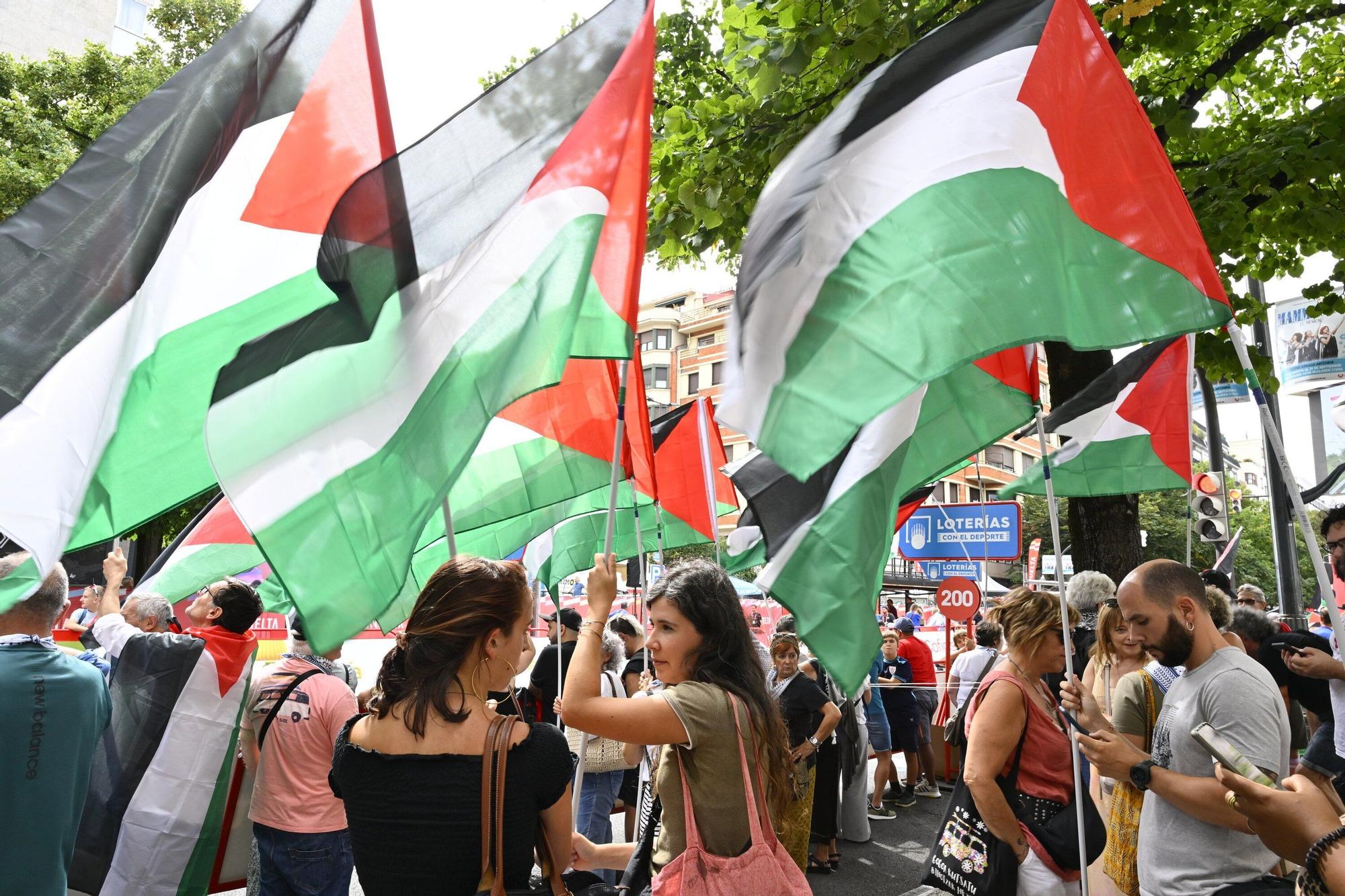 En imágenes: protesta contra el Israel al paso de la La Vuelta por Bilbao