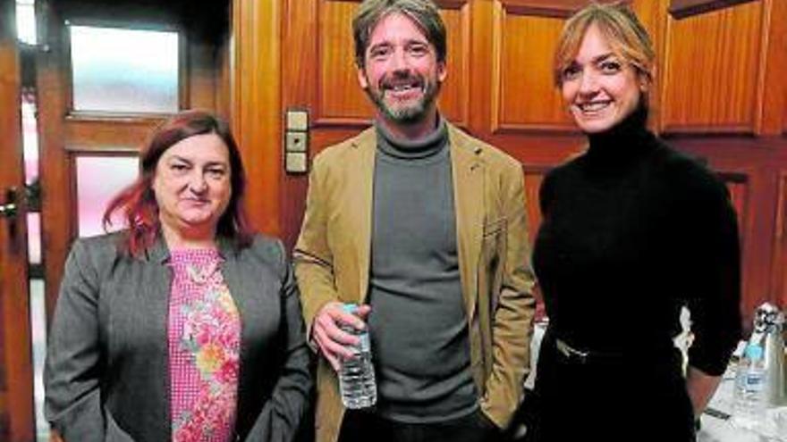 Eva Armesto, el irlandés Eoin Mc Girr y Virginia Gómez de Retana, directora del proyecto BBK Behatokia en Deusto Business School.