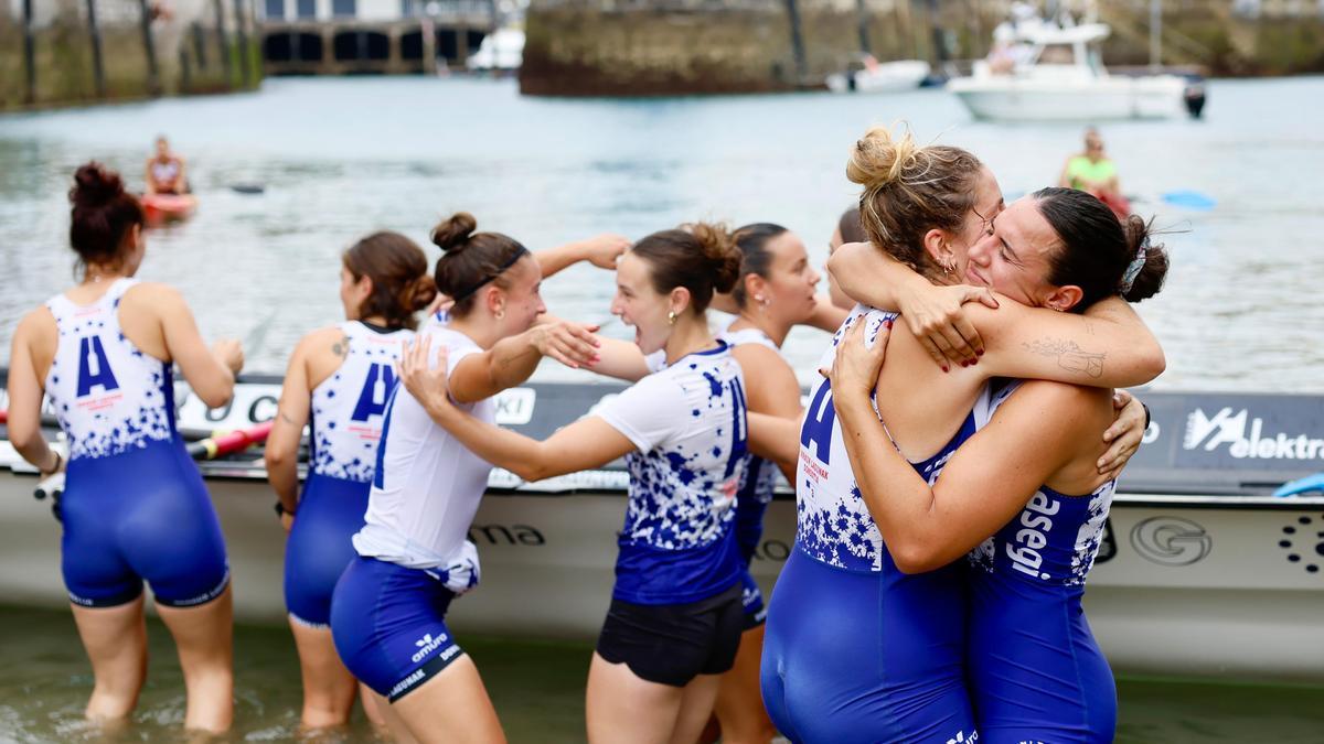 Las remeras de Arraun Lagunak celebran su primera posición en la rampa del muelle de Donostia.