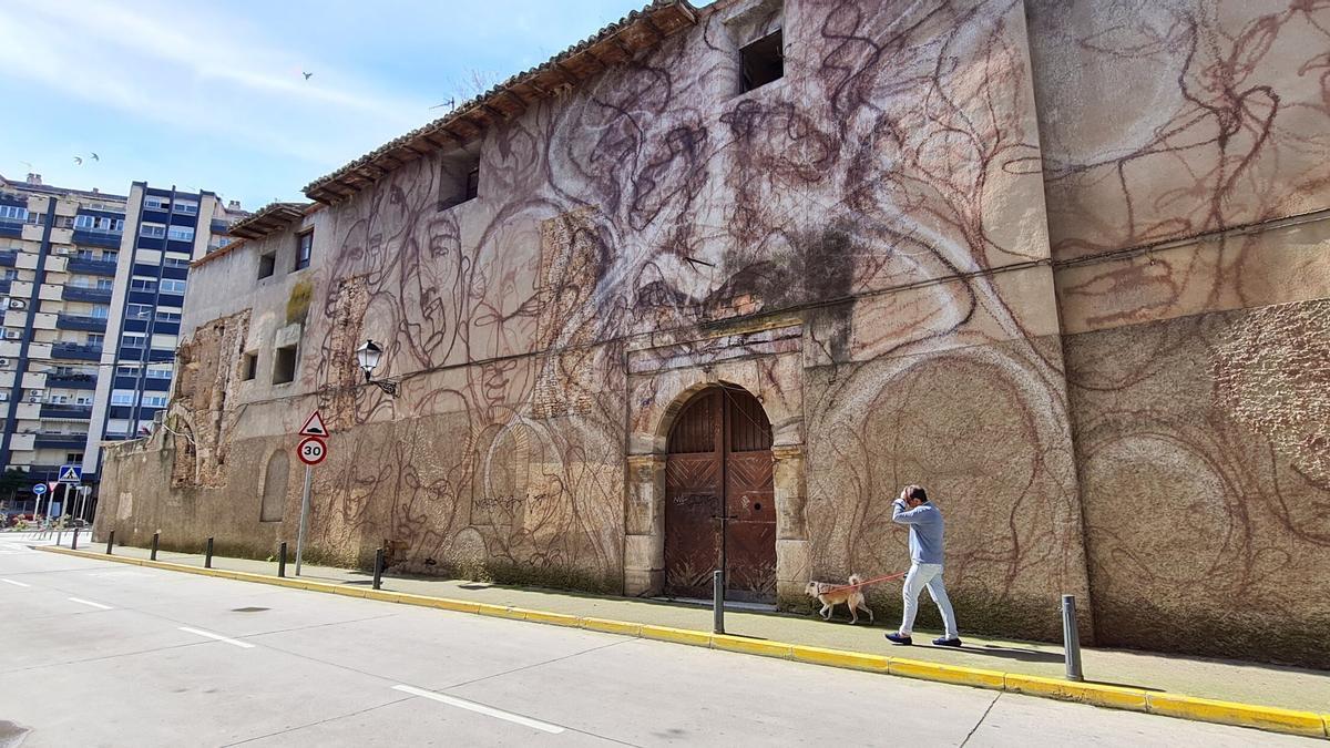 Aspecto del edificio de Sementales en Tudela desde la plaza de San Francisco.
