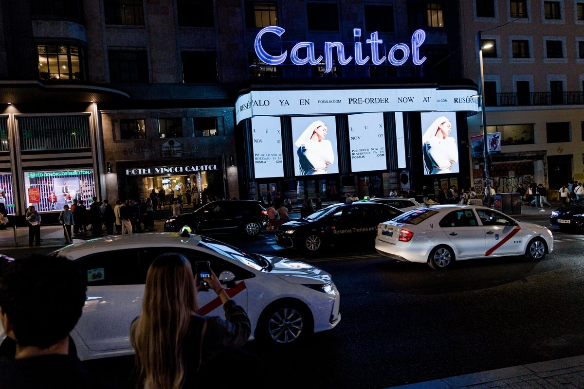 Rosalía presenta su disco en las pantallas de Callao y desaparece entre miles de fans