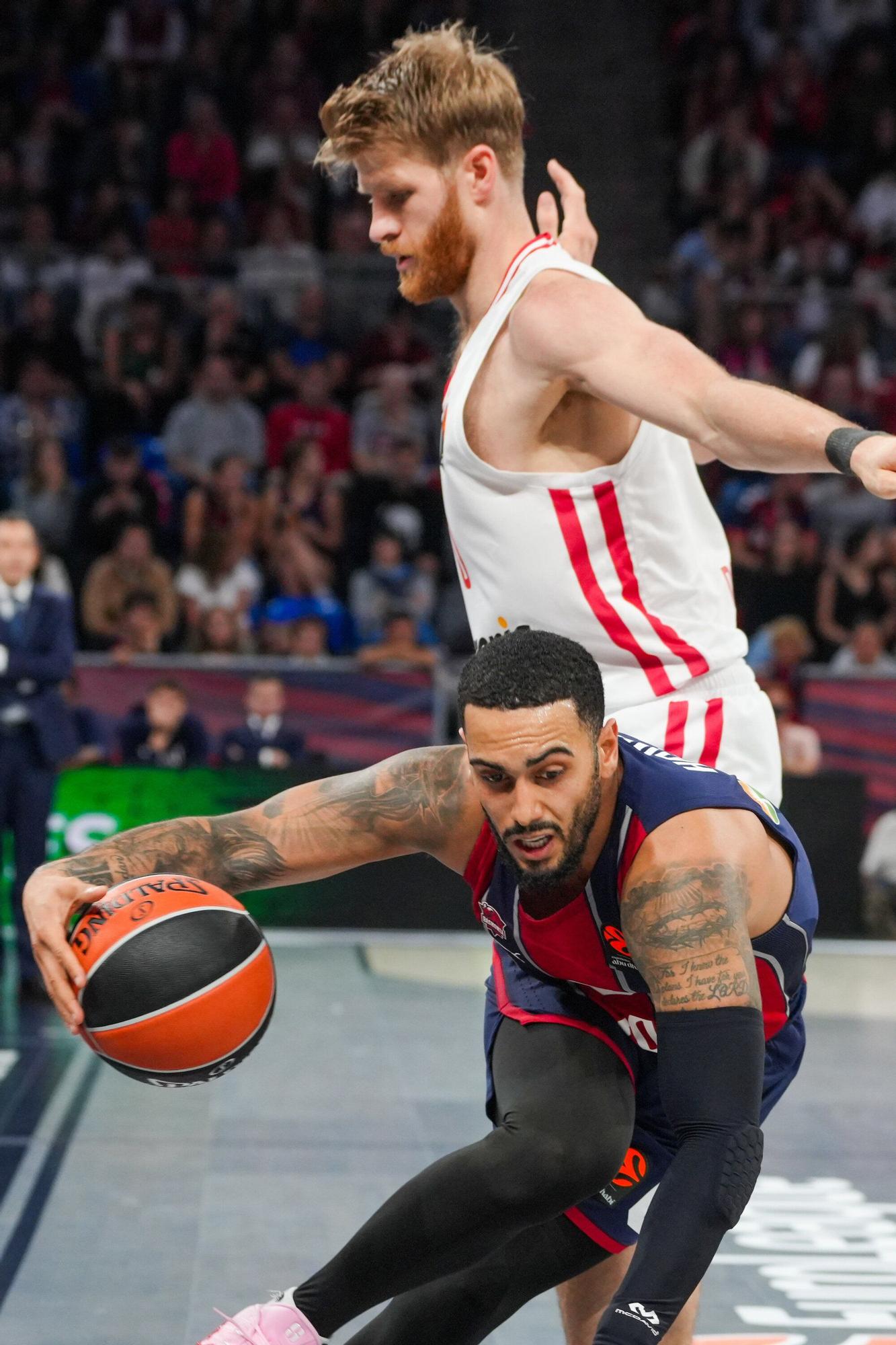 Todas las imágenes del Baskonia - Olympiacos en el Buesa Arena
