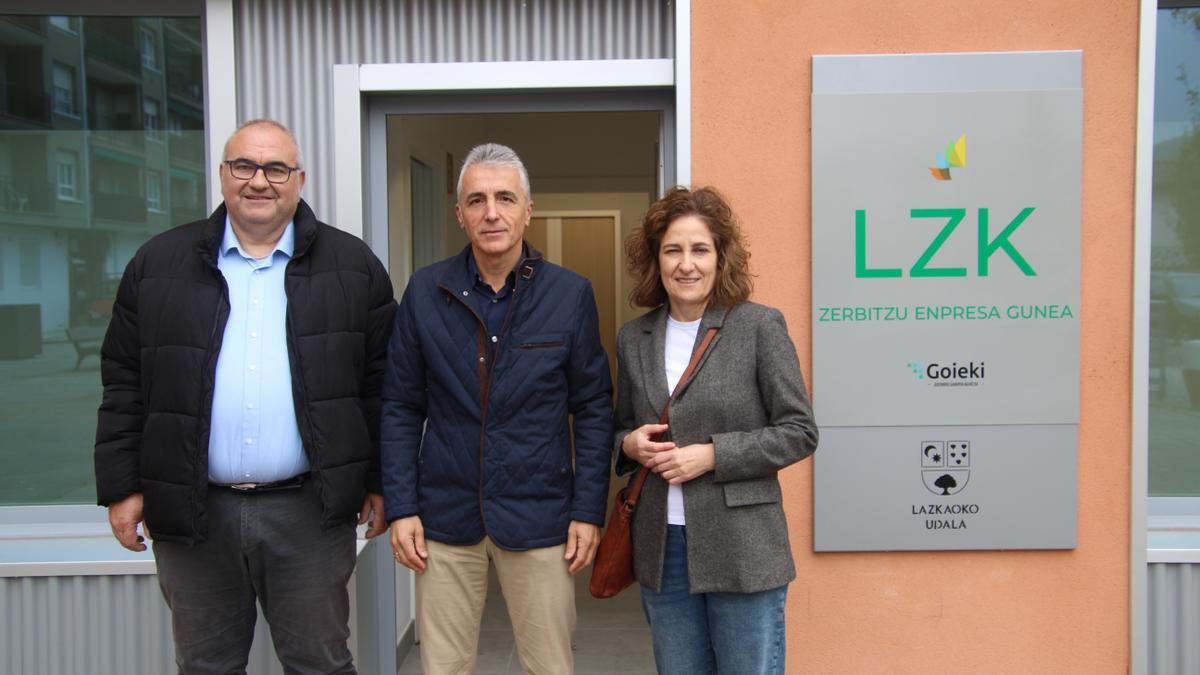 Visita del alcalde, en el centro, a los nuevos locales de Lazkao.