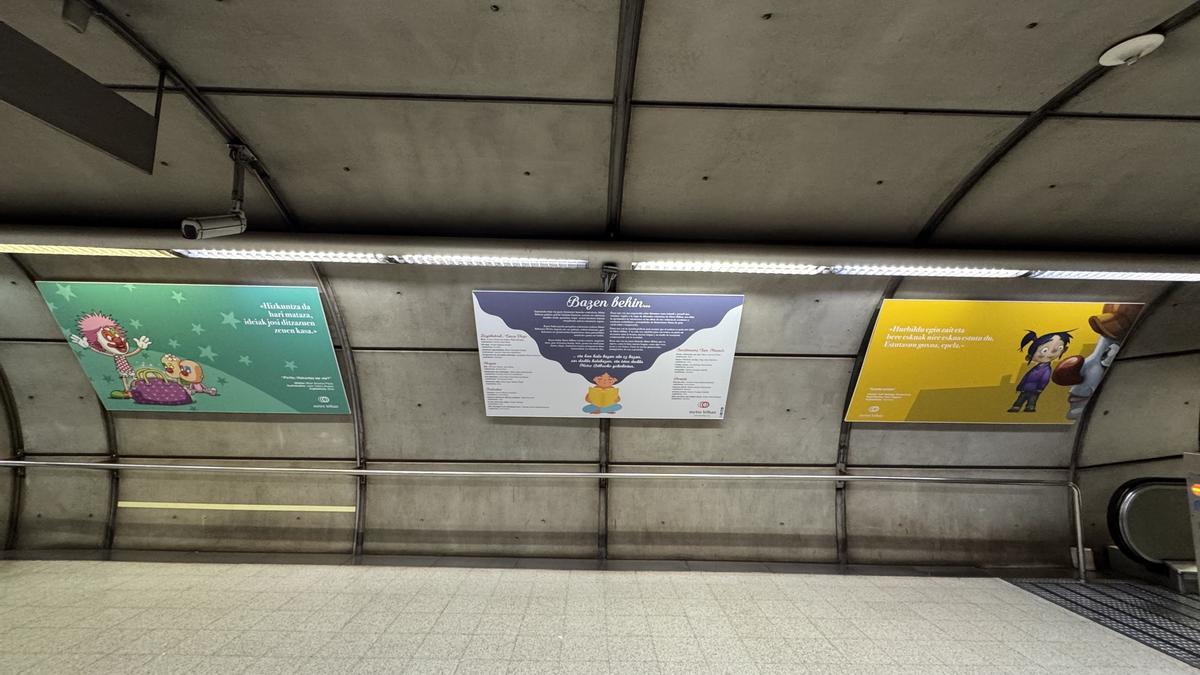 La exposición &#039;Bazen behin&#039; estuvo en las estaciones del metro en octubre de 2024.