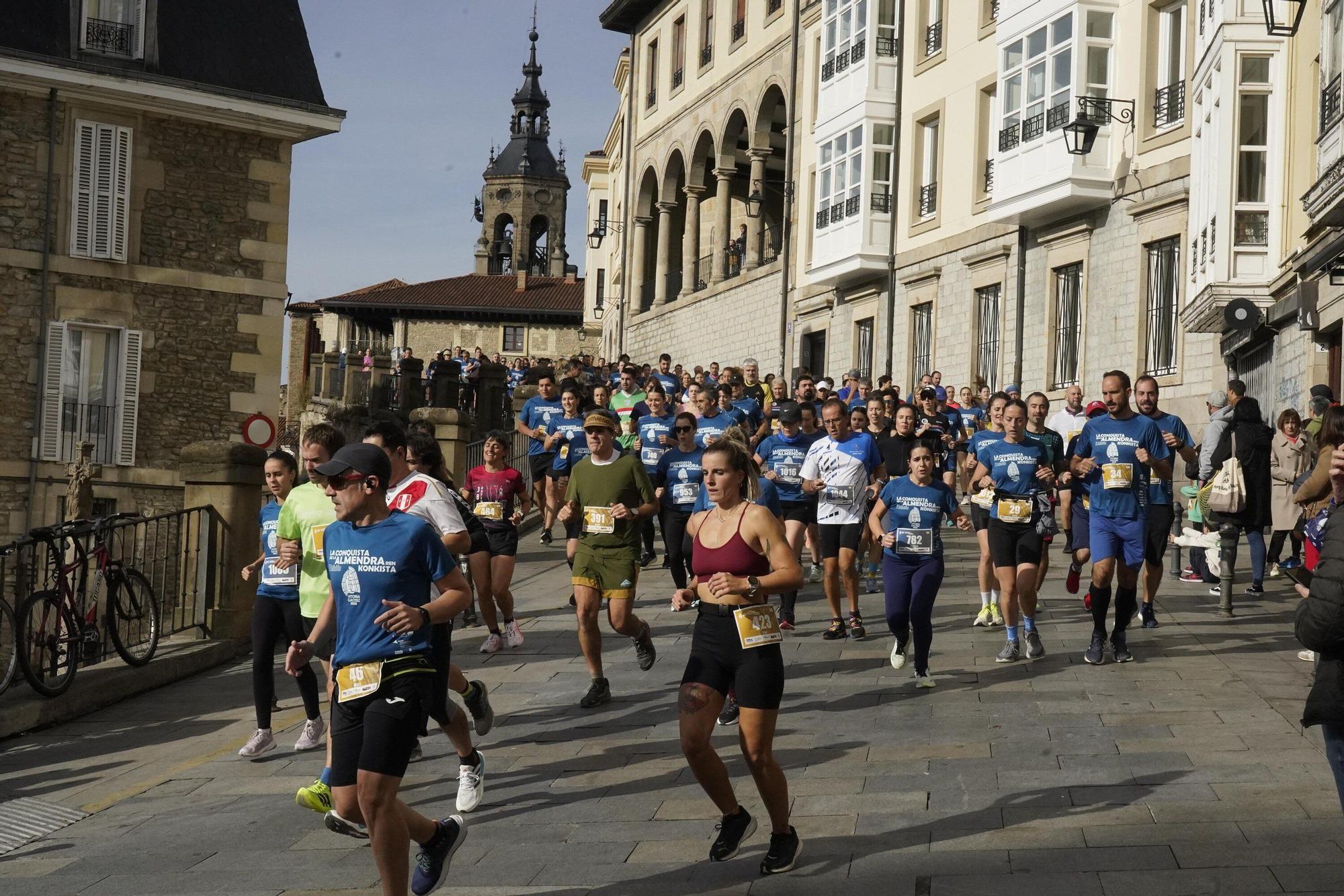 En imágenes: Miles de personas conquistan la Almendra de Gasteiz