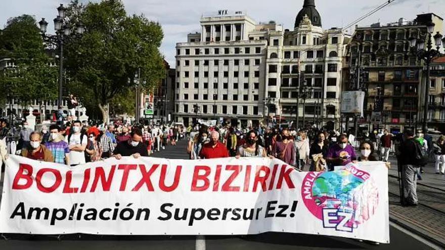 Manifestación en contra de la Supersur en Bilbao