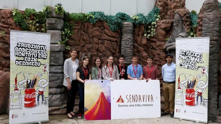 Los galardonados posan en las instalaciones de Senda Viva tras finalizar el acto de entrega de premios.