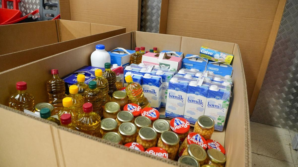 Caja con parte de los alimentos recogidos hoy en un supermercado de Vitoria.