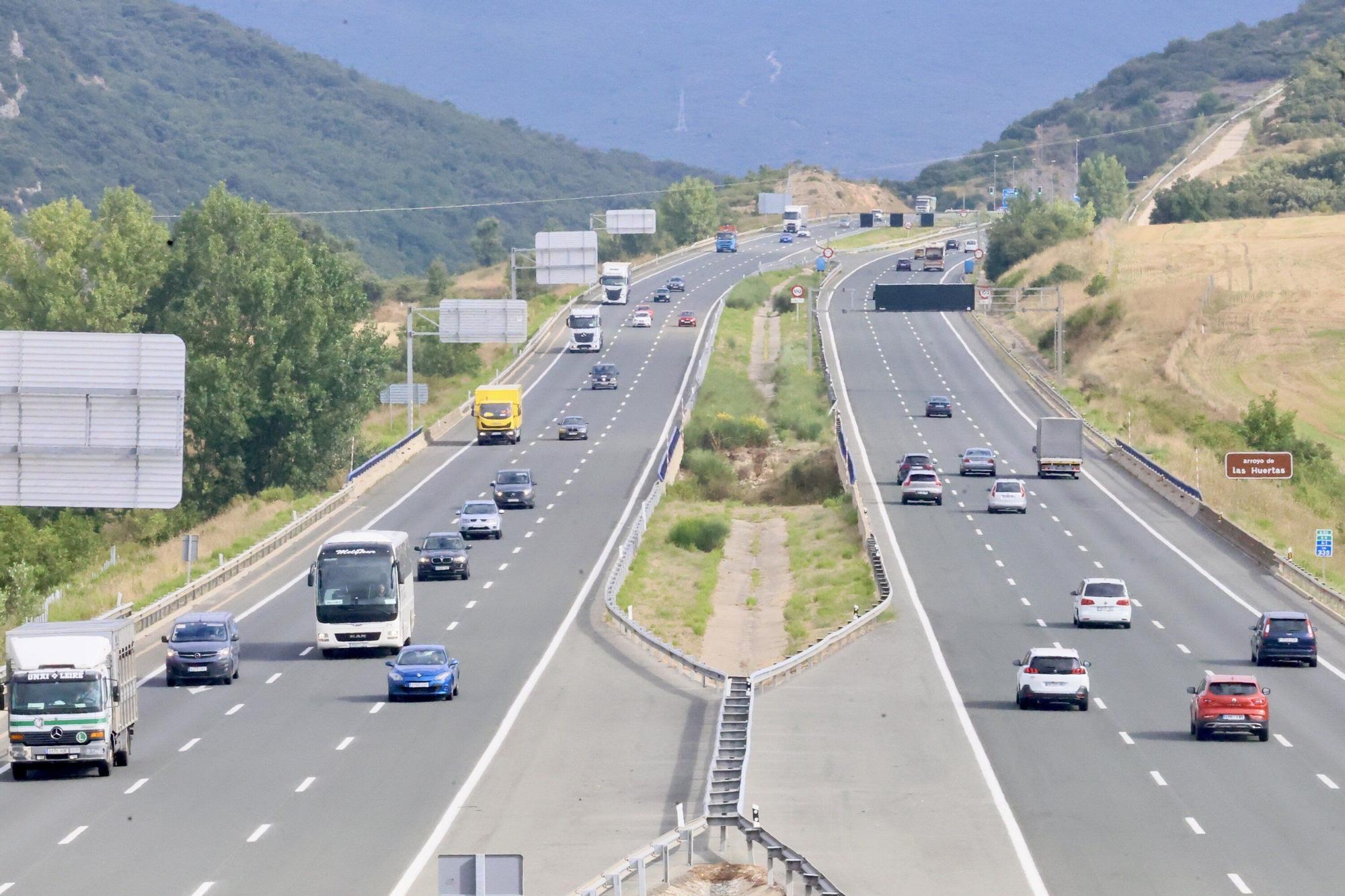 Circulación de vehículos a la altura del enlace de Armiñón.