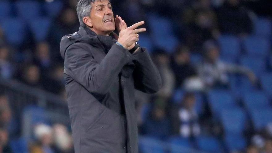 Imanol da instrucciones durante el partido de Espanyol