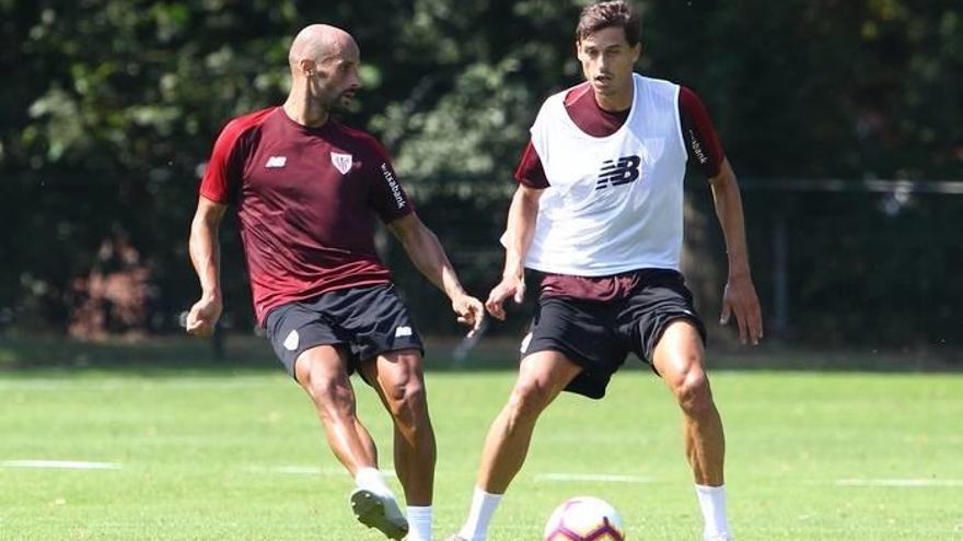 Mikel Rico y Ander Iturraspe, en una acción de un entrenamiento esta temporada. Foto: Juan Lazkano