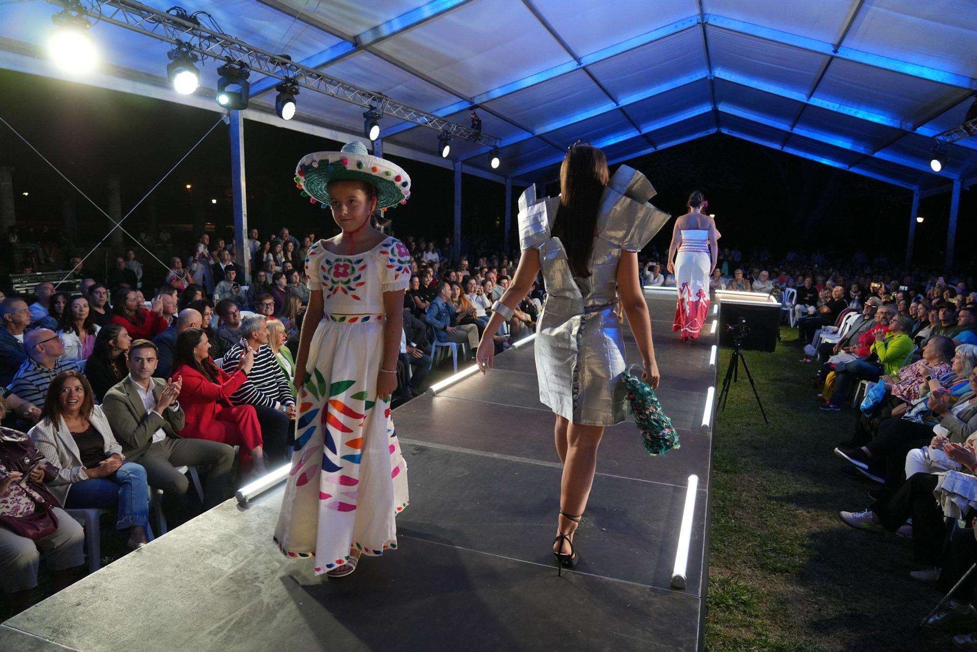 En imágenes: así ha sido el desfile de Vestidos de Papel de Güeñes