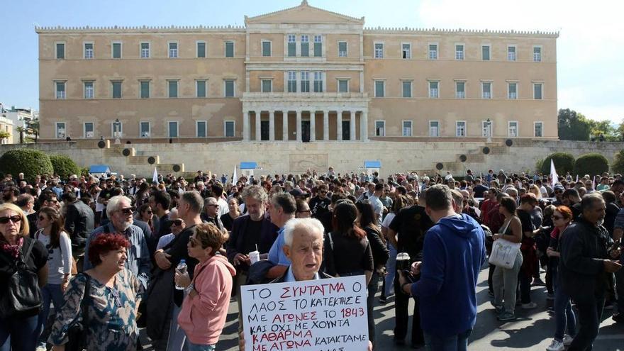 Grecia aprueba ampliar la jornada laboral hasta las 13 horas diarias