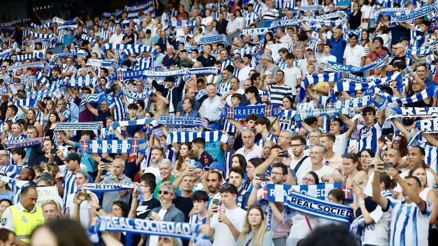 La marea txuri-urdin también despega desde Navarra rumbo a Sevilla