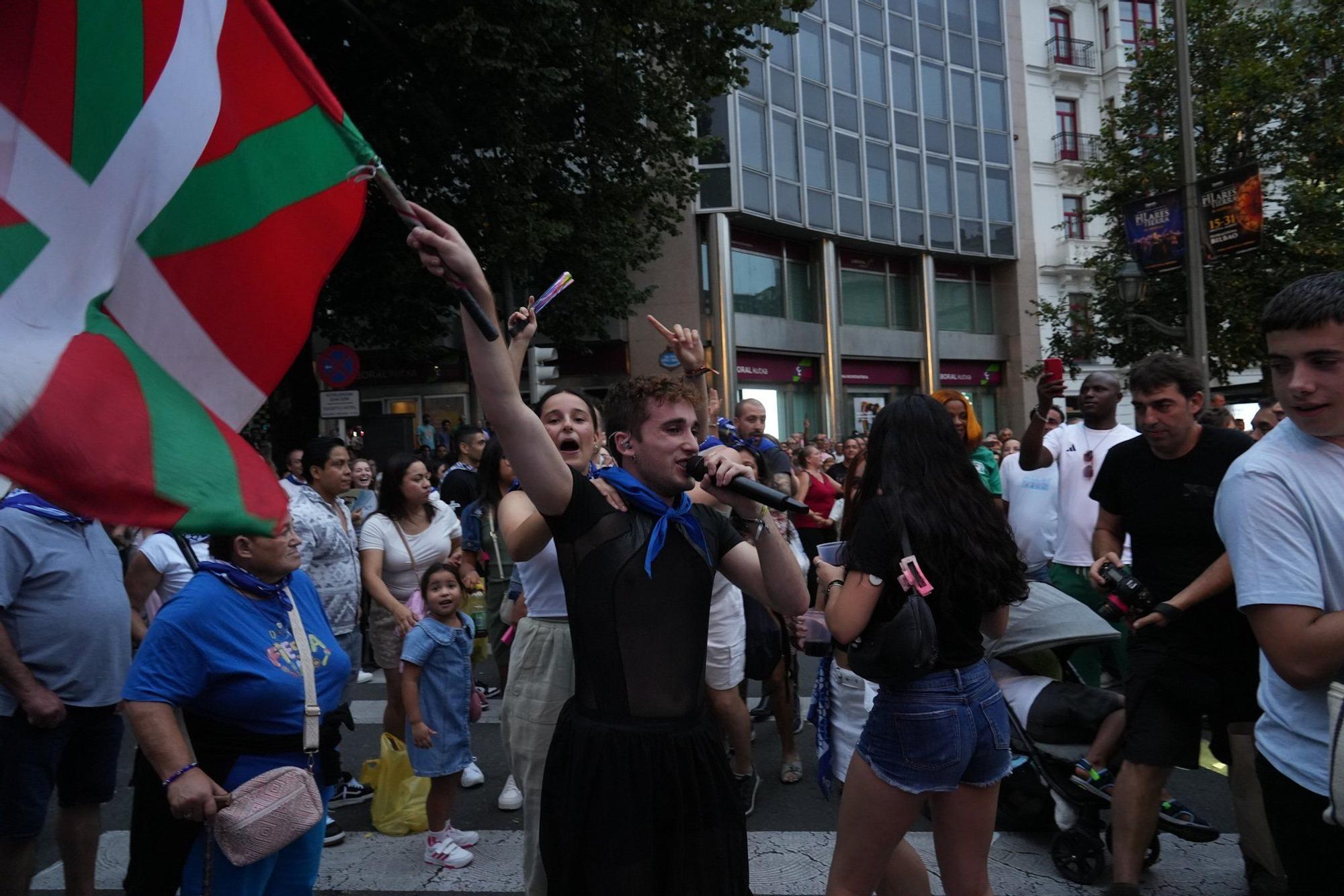 En imágenes: Una romería euskaldun con boas, falda y lentejuelas para abrir la fiesta con Akerbeltz