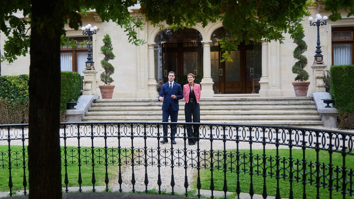 Chivite, en los jardines del Palacio de Ajuria Enea, junto al Lehendakari Imanol Pradales.