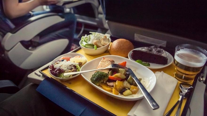 Estos son los alimentos que pueden amargarte un viaje en avión