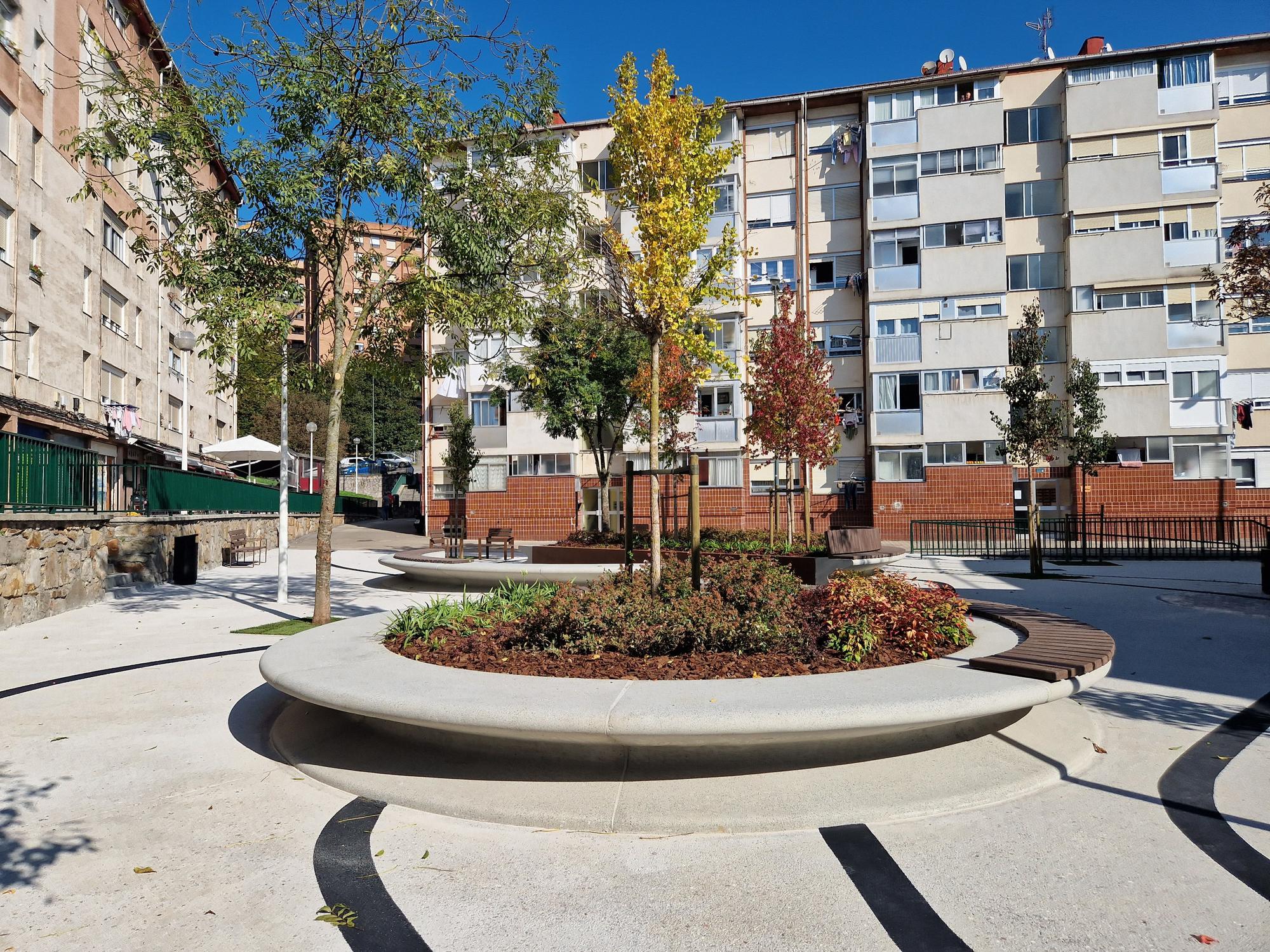 Así luce la renovada plaza Zizeruena de Otxarkoaga