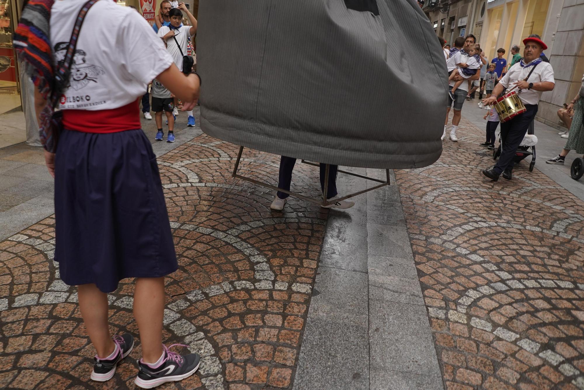 Desfile de gigantes y cabezudos en Aste Nagusia