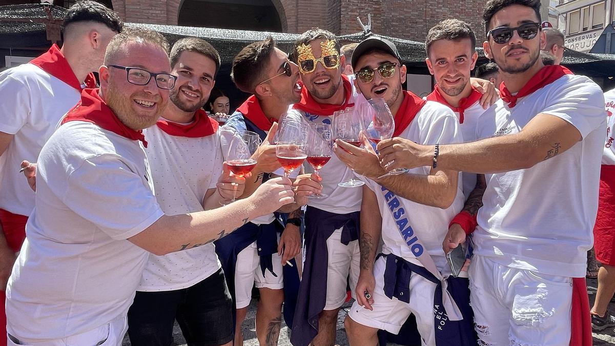 Una cuadrilla de amigos brinda con uno de los vinos de la degustación organizada por El Moscón