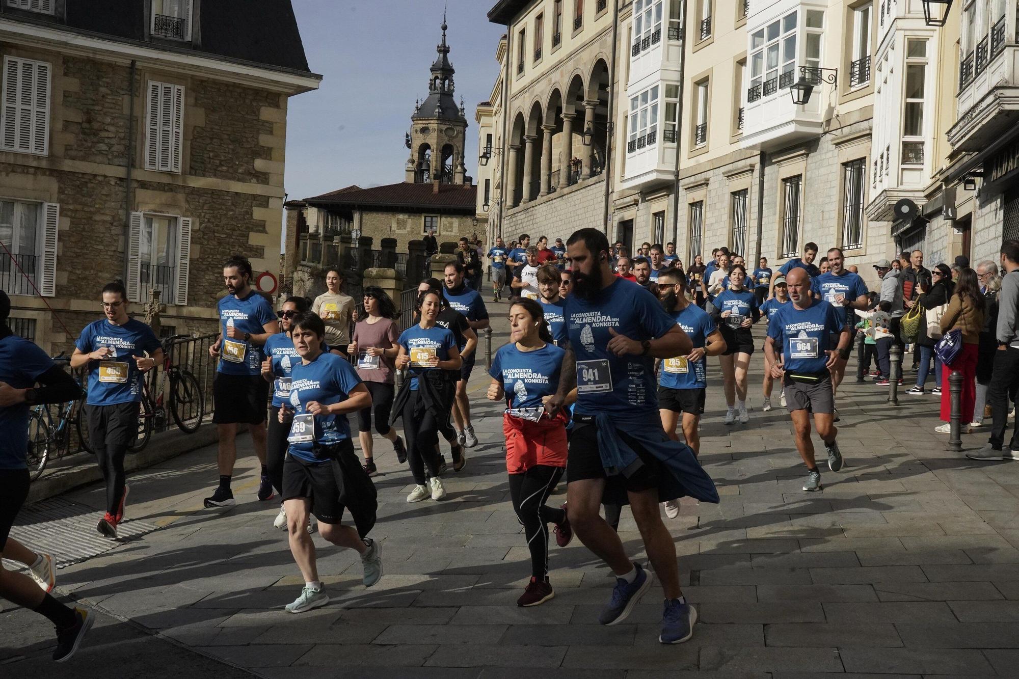 En imágenes: Miles de personas conquistan la Almendra de Gasteiz