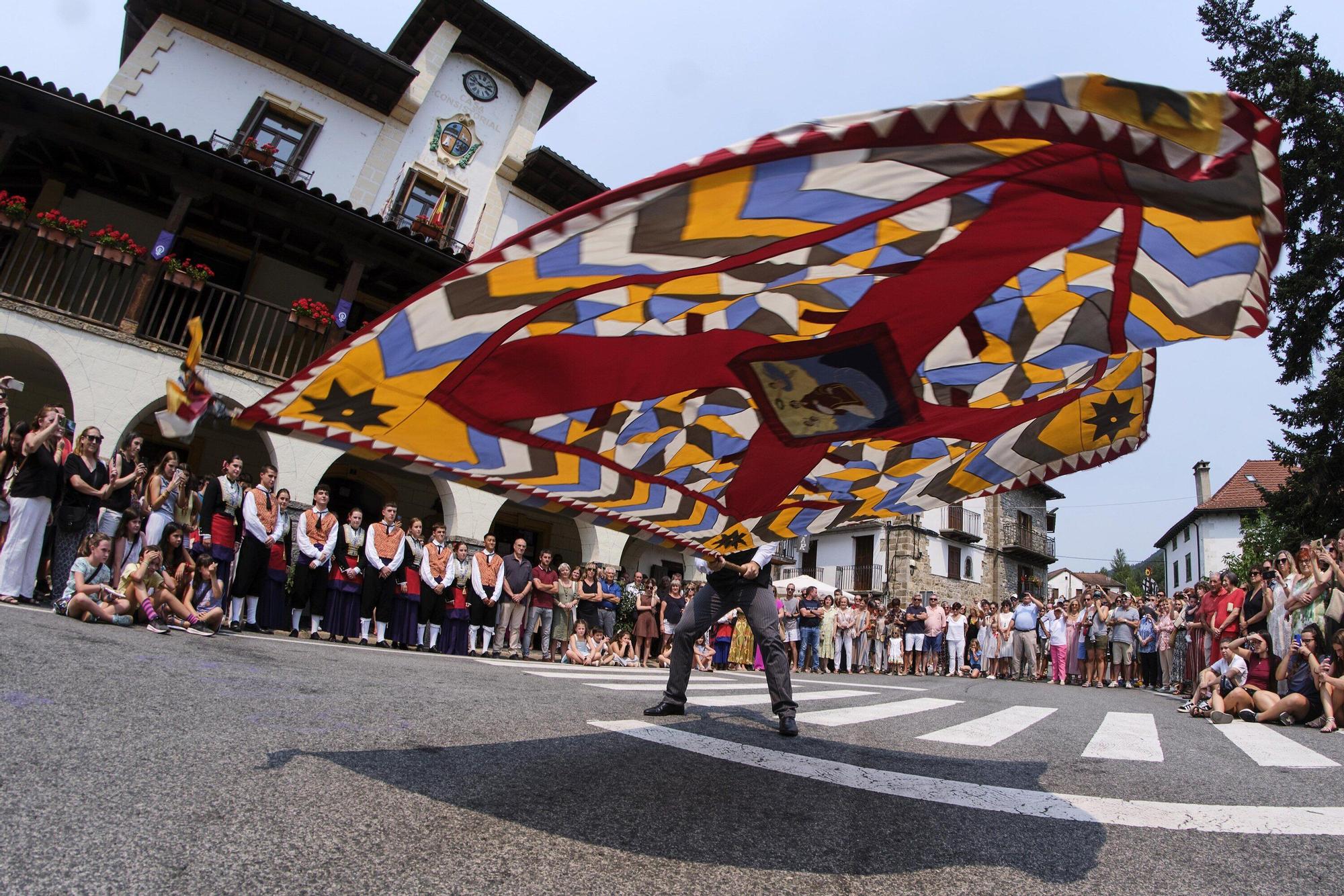 Fotos del tradicional baile de la bandera en fiestas de Roncal 2025