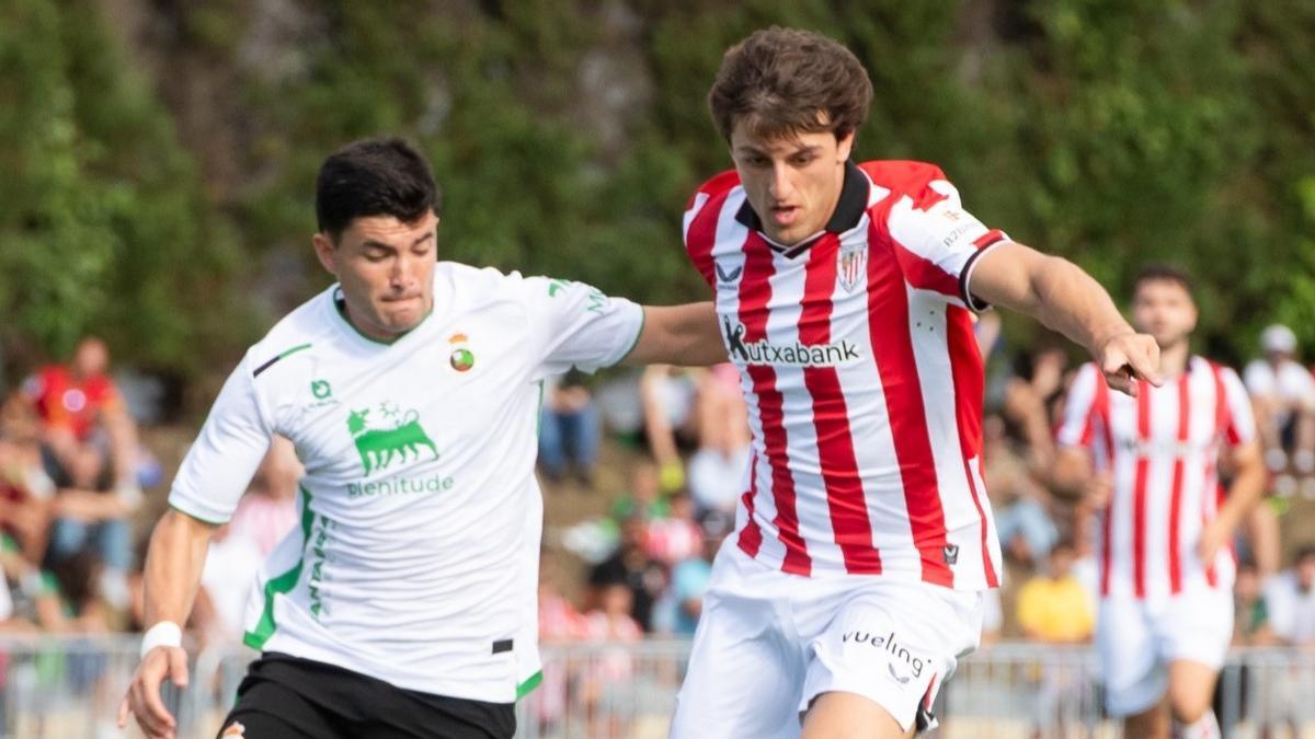 Unai Gómez pugna con un rival.