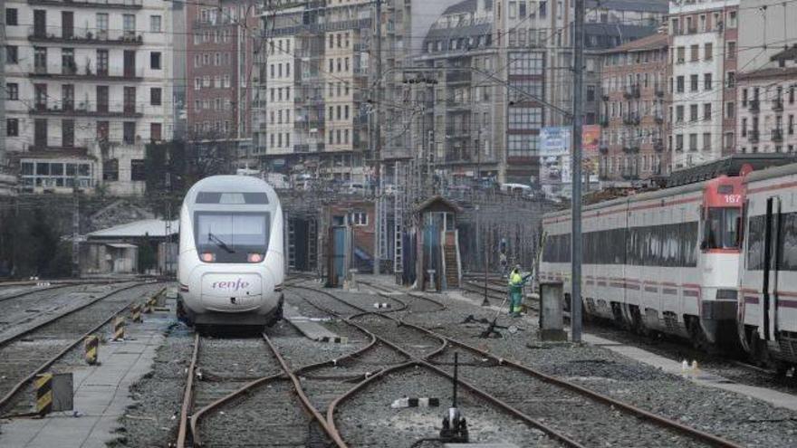 Un incendio en un tren estacionado en Bilbao causa retrasos en la red de Cercanías