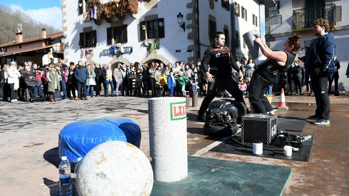 Ituren y Aurtitz despiden el carnaval con los ‘kontuen egunak’.