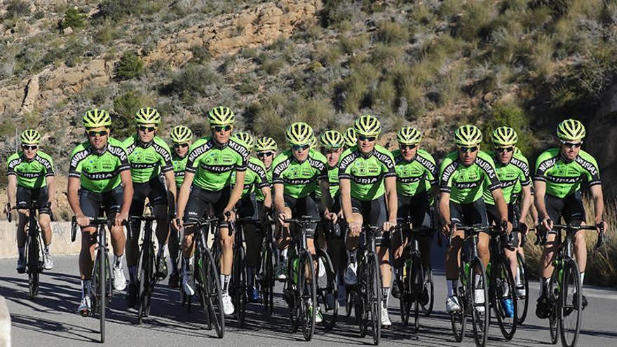 Entrenamiento de la plantilla de la formación vasca en Benidorm.Foto: Euskadi-Murias/Photogomezsport