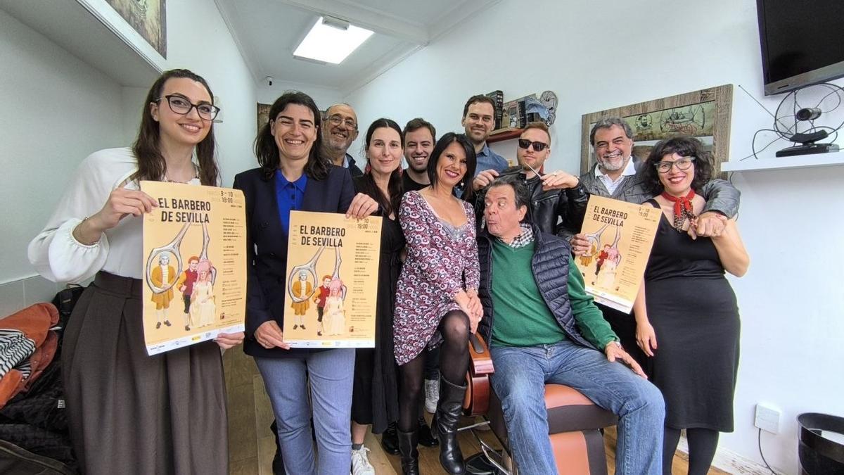 Elenco de la representación de El Barbero de Sevilla, y Nuria Alzaga, delegada de Cultura del Ayuntamiento de Irun / Unai Macias