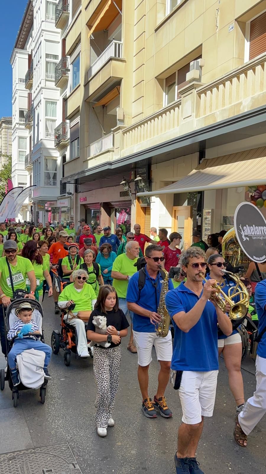 En imágenes: Vitoria se tiñe de verde por la ELA