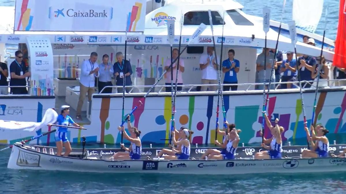 Arraun Lagunak recibe la bandera en Lekeitio