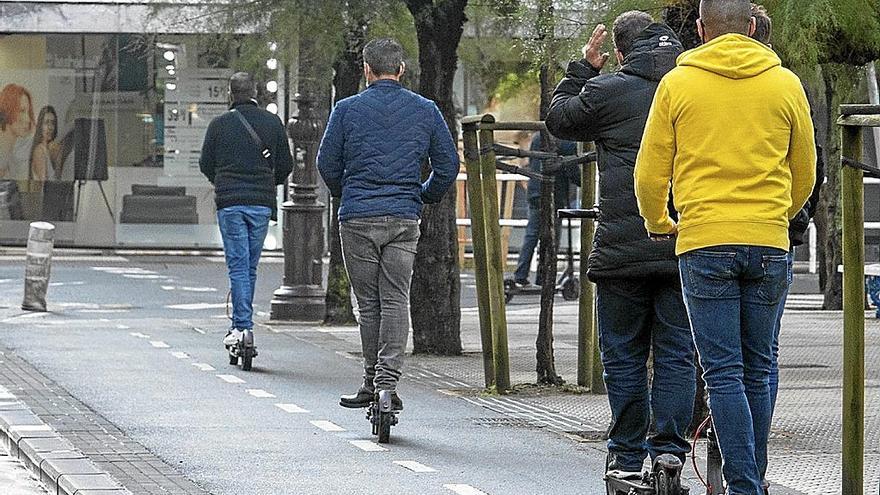 Pertsona batzuk patinete elektrikoan zirkulatzen Donostian.