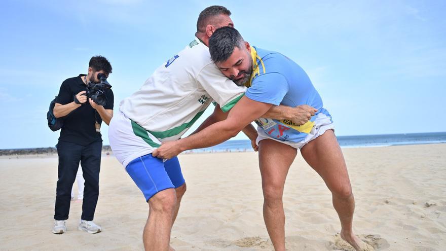 Espectacular exhibición de lucha canaria en la playa de la Zurriola